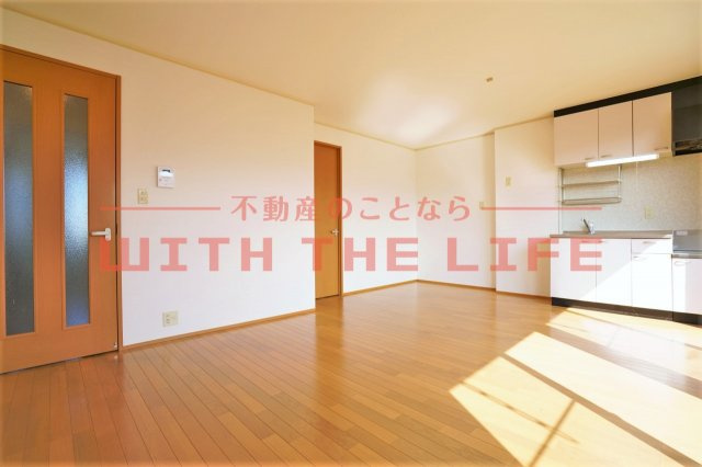 プリマヴェーラ【キャッシュバック対象物件】の居間・リビング|ゆったりとした居間です