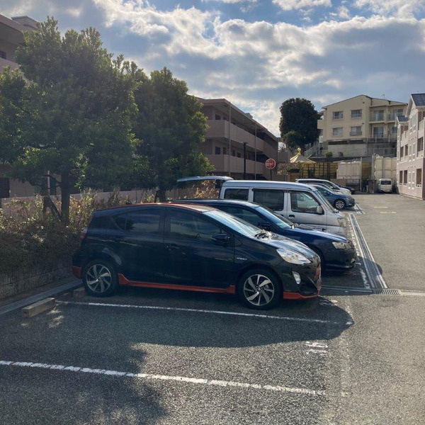 エーデル雲雀丘二番館の駐車場