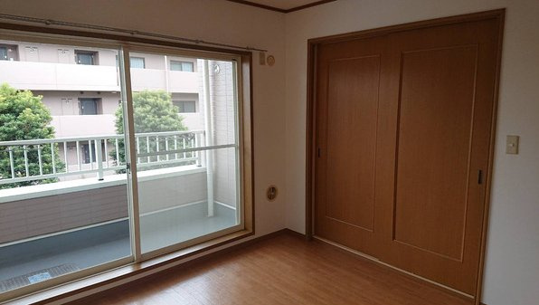 エーデル雲雀丘二番館の居間・リビング