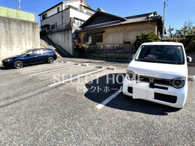 【駐車場】 | Ｐｒｅｍｉｕｍ　Ｓｔａｇｅ吉祥 | 駐車場があるので、車を買う予定の方も安心です