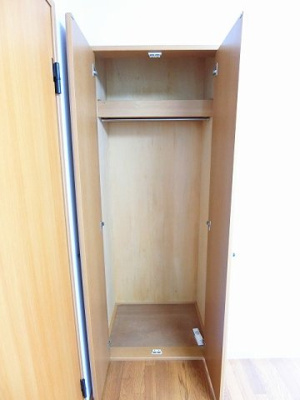 【収納】 | ライリッヒ・フーガ | 洋室4.7帖のお部屋にあるクローゼットです♪大切なお洋服もしわにならないようにハンガーがけができます☆