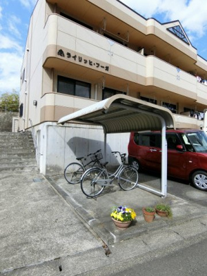 【その他共用部分】 | ライリッヒ・フーガ | 屋根付きの駐輪場で雨が降っても大切な自転車が濡れなくてすみますね♪自転車はちょっとした移動手段に便利ですよね！