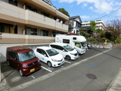 【駐車場】 | ライリッヒ・フーガ | いつでも目の届く敷地内に駐車場があります♪荷物がかさばりがちなお買物にも、敷地内駐車場があると便利ですよね☆