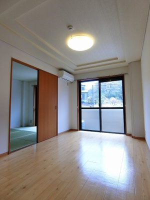 【居間・リビング】 | ライリッヒ・フーガ | 南向きリビングダイニングキッチン12.1帖☆バルコニーに繋がる角部屋です！エアコン付きで1年中快適に過ごせますね☆