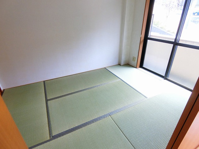 【和室】 | ライリッヒ・フーガ | 南向き和室6帖☆バルコニーに繋がる落ち着くお部屋です！和室は冬場はコタツでほっこり♪夏は意外と涼しくて使い勝手がいいんですよ♪