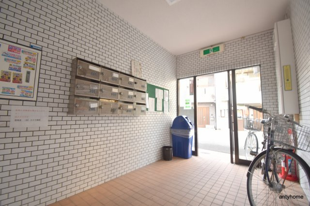 ホワイトハイツ　仲介手数料無料のエントランス