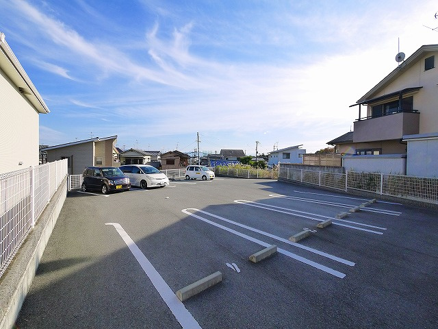 メゾンド・ローズの駐車場|駐車場があるので、車を買う予定の方も安心です