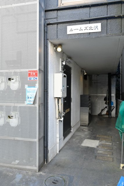 ルームズ北沢のエントランス