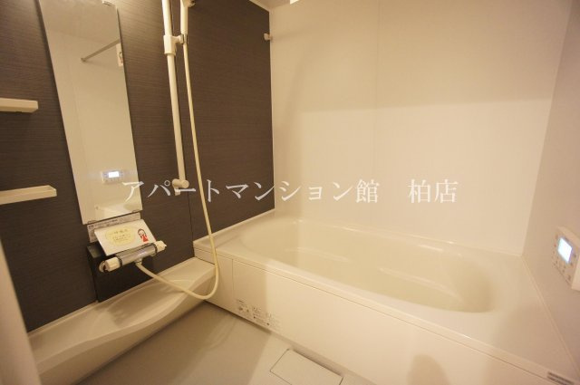 カームベリーＤの浴室