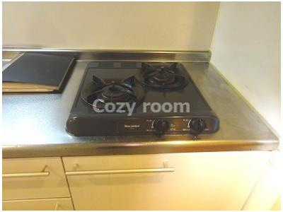 【ロビー】 | プラウドフラット新大阪 | ガス２口コンロ付システムキッチンでお料理しやすいですね。