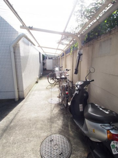 【その他共用部分】 | 敷地内に屋根付きの駐輪場もあります