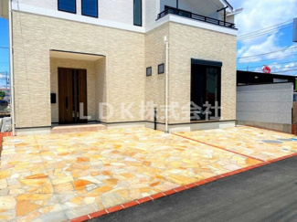 【駐車場】 | 車庫2台以上の駐車が可能です（車種による）。