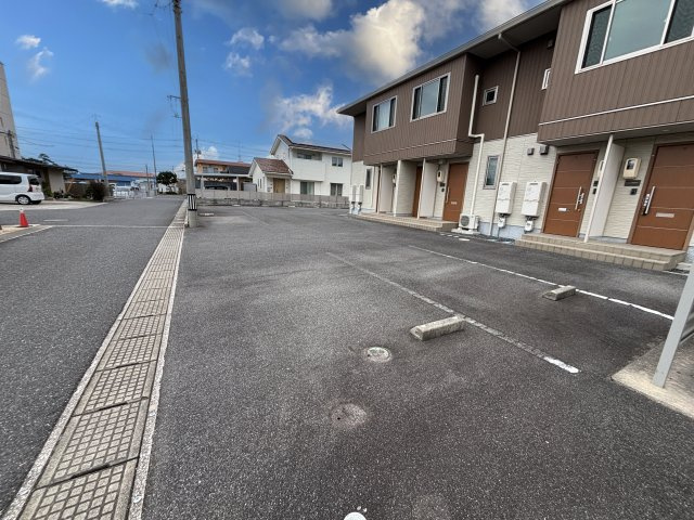 グランドール新開の駐車場