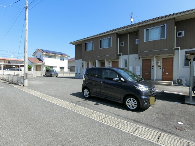 グランドール新開の駐車場