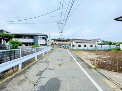 【前面道路含む現地写真】 | 東大和芋窪　全1棟 | 西側4.55ｍ公道