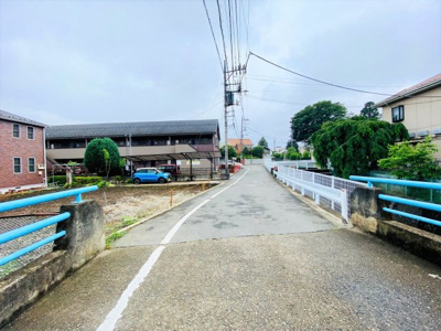 【前面道路含む現地写真】 | 東大和芋窪　全1棟 | 西側4.55ｍ公道