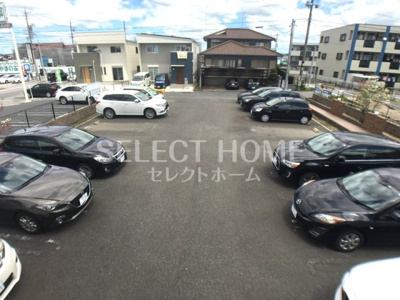 【駐車場】 | リバーストーンⅡ | 駐車場があるので、車を買う予定の方も安心です