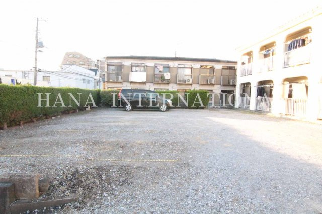 ハイツマルヤA棟の駐車場