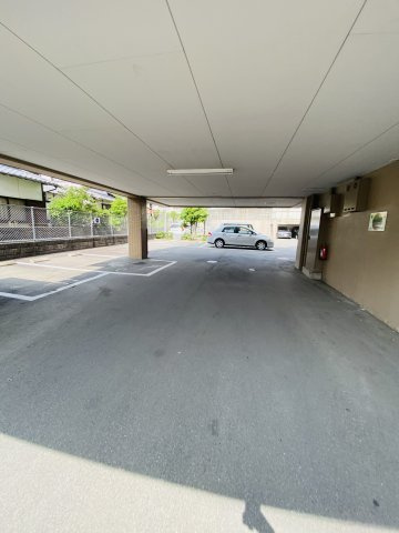 三愛シティライフ都府楼前の駐車場