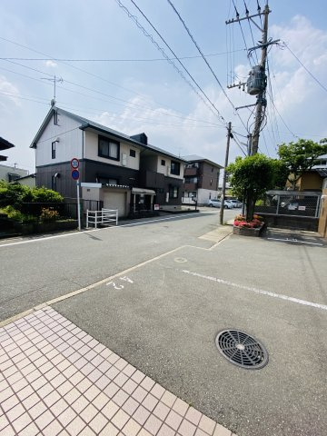 三愛シティライフ都府楼前の駐車場