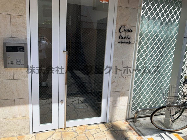 カーサ・ルチア宮之阪のエントランス|清潔なエントランスです
