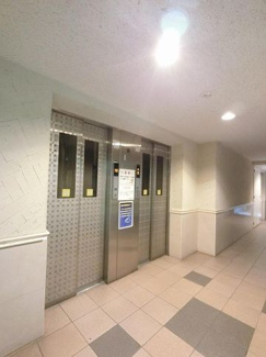 【その他共用部分】 | お買い物時やベビーカーの出し入れに便利なエレベーター付です。