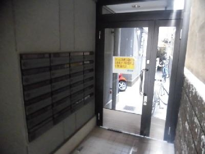 クレーデル四条のエントランス