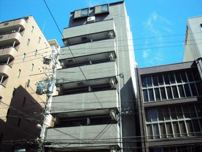 クレーデル四条の外観