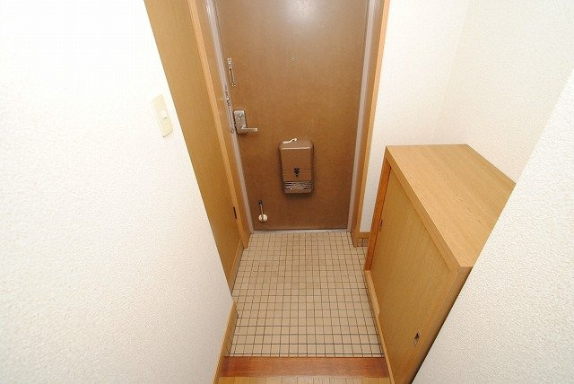  グランドハイツの玄関|収納もある玄関です