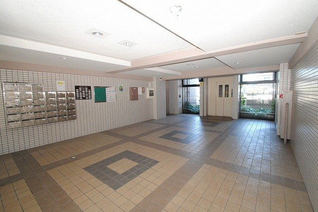  グランドハイツのエントランス|落ち着いたエントランスです