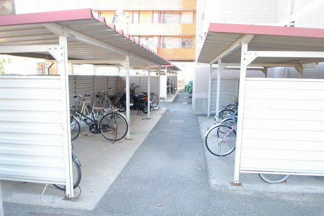  グランドハイツのその他共用部分|広々とした自転車置き場があります