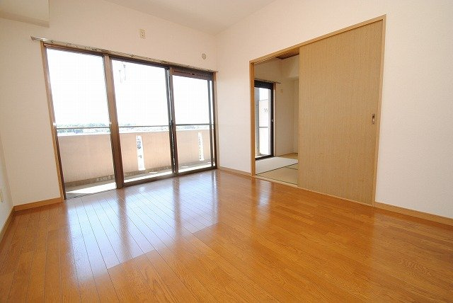  グランドハイツの居間・リビング|ゆったり過ごせるリビングです