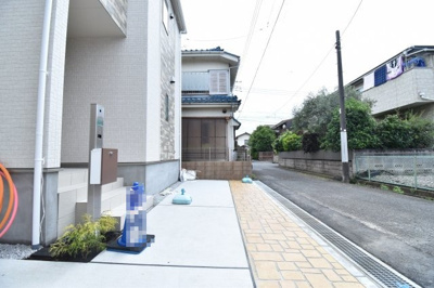 【駐車場】 | 西東京市住吉町1丁目 | 玄関横の駐車スペースは買い物帰りで荷物が多くても楽ですね。前面道路も広いので車庫入れもしやすいです。
