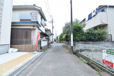 【前面道路含む現地写真】 | 西東京市住吉町1丁目 | 前面道路は閑静な住宅地の通りとなるため、車通りは多くありません。 安心して車庫入れ可能。