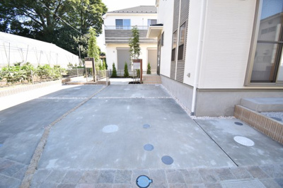 【駐車場】 | 調布市東つつじヶ丘3丁目　2号棟 | 車好きのパパにはうれしい広さのカースペース、休日には自慢の愛車を思う存分メンテナンス。