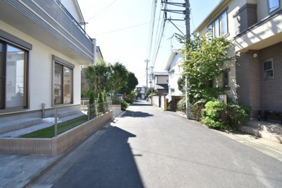 【前面道路含む現地写真】 | 調布市東つつじヶ丘3丁目　2号棟 | 前面道路は閑静な住宅地の通りとなるため、車通りは多くありません。 安心して車庫入れ可能。