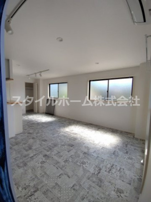 【居間・リビング】 | ニューバリア忠興 | こちらのリビングで趣味の時間をお楽しみください