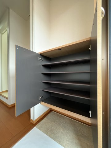 セジュール碧Fの玄関|シューズボックス