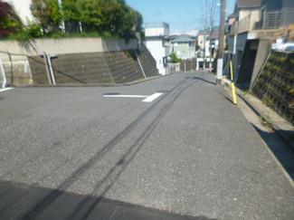 【前面道路含む現地写真】 | 前面道路幅員約６．５メートル公道面。幅員６．５メートルのため駐車もしやすいと思います。