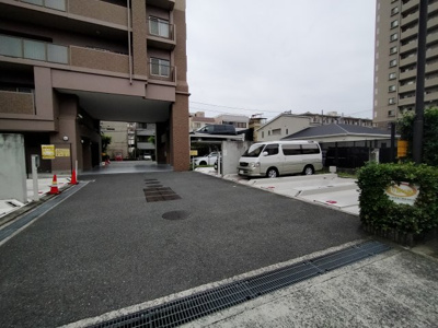 【駐車場】 | メイツ城東深江橋 | マンション敷地内にある駐車場です。