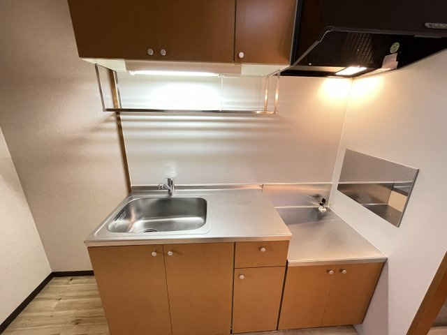 レジデンス落合Cのキッチン|やさしい木目のキッチンです