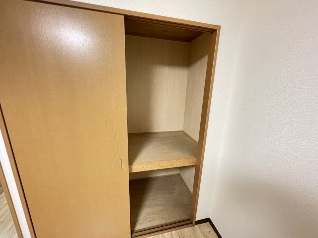 レジデンス落合Cの収納|棚のある収納