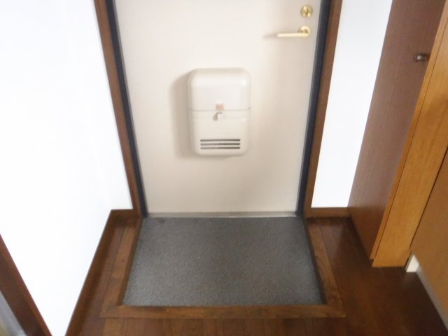 鈴木ビルの玄関