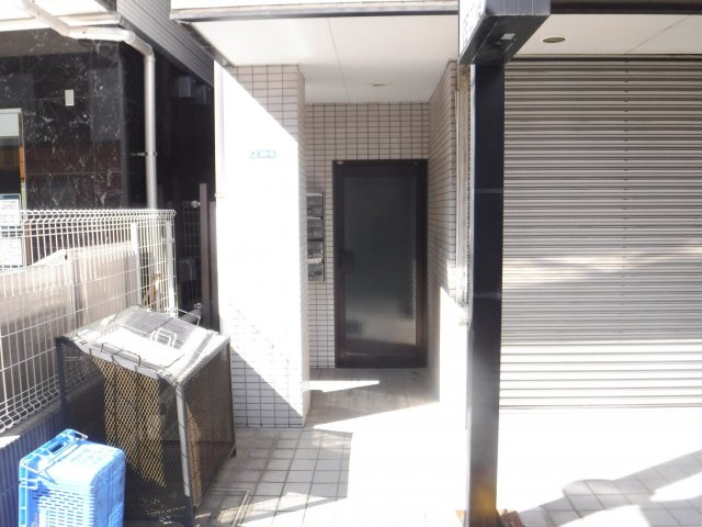 鈴木ビルのエントランス