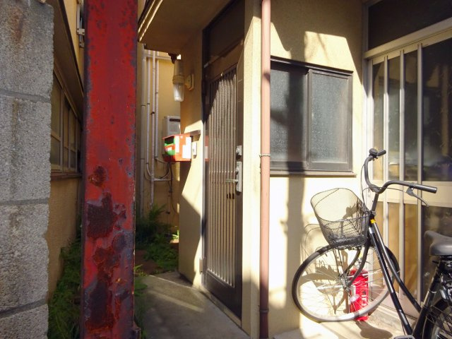 長谷川アパートのエントランス