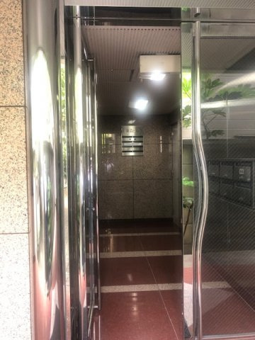 実森ビルのエントランス