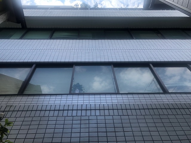 実森ビルの外観