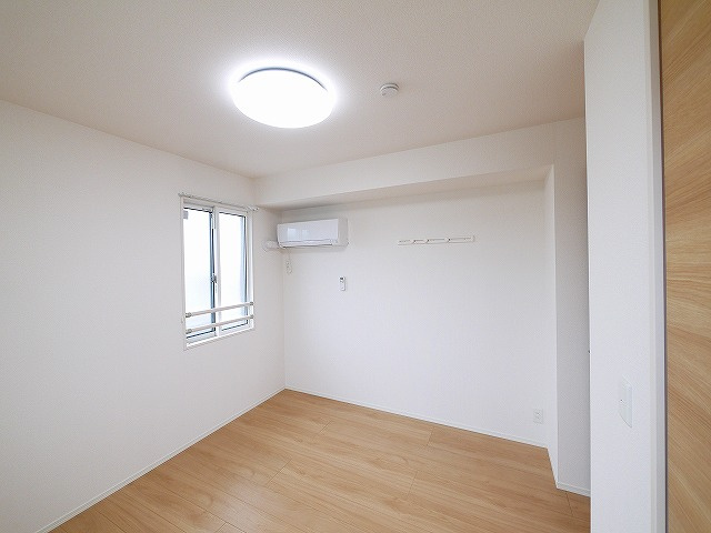 ボナール　A棟の洋室|落ち着いた色調の洋室です