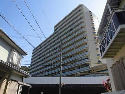 【外観】 | ペルル中山南参番館 | 【耐震性】
耐震性の高さを判断するポイントは、
建築確認申請日が1981年6月1日以降の
新耐震基準に適合しているかどうか。
震度６程度の大地震でも
建物が崩壊しないレベルが基準になりました。