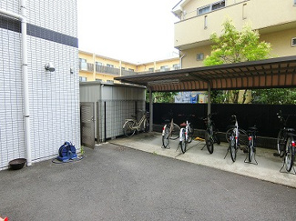 【その他共用部分】 | 屋根付きの駐輪場で雨が降っても大切な自転車が濡れなくてすみますね♪駅から自転車もおすすめです！